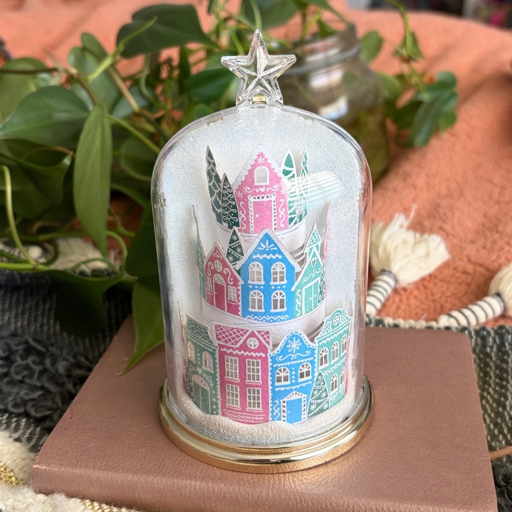 Bath & Body Works Holiday Village Snow Globe with Gold Base Plug In Wall Flower